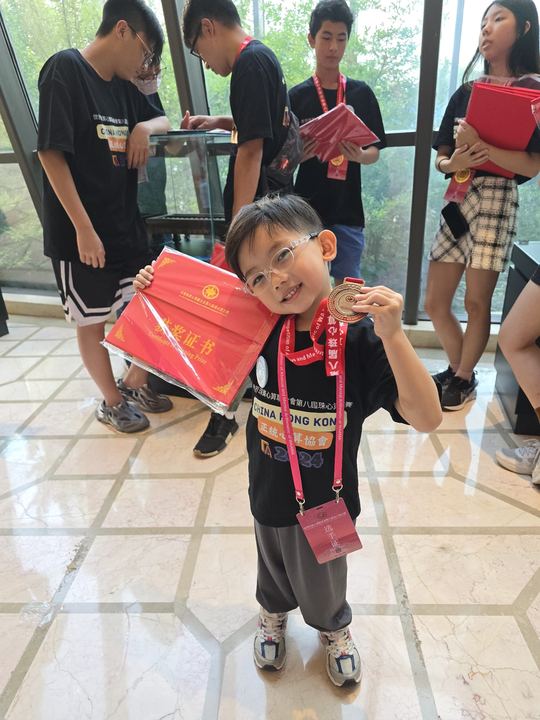 學員手持證書與獎牌