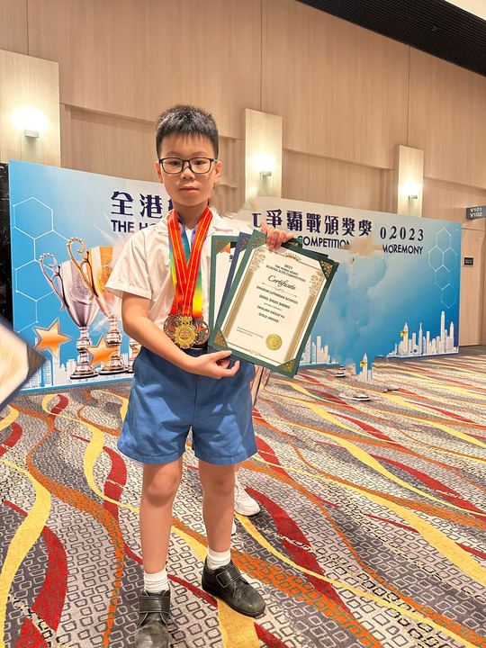 學員於頒獎典禮背板前